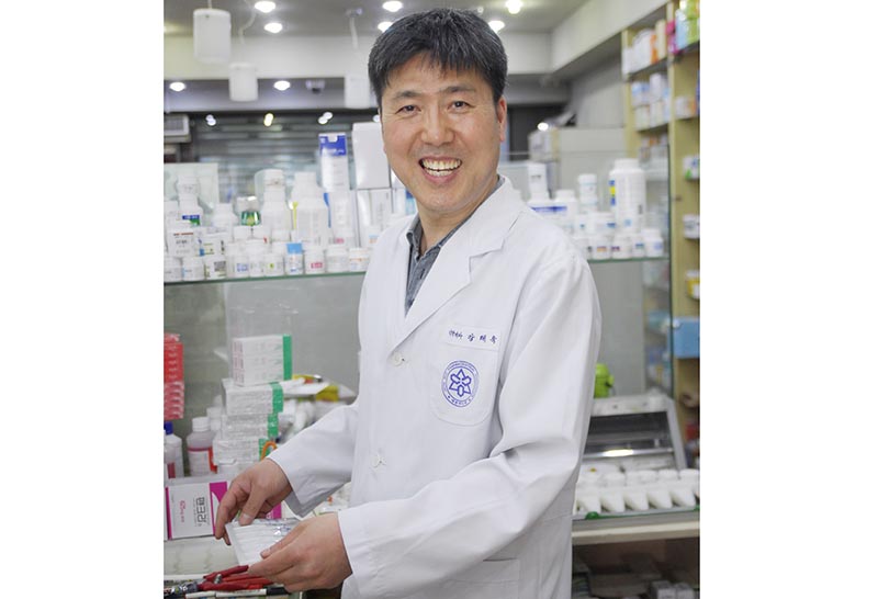 우성약국, 중앙동 희망일자리사업 근로자에 마스크 전달 (강태욱약사 사진).JPG