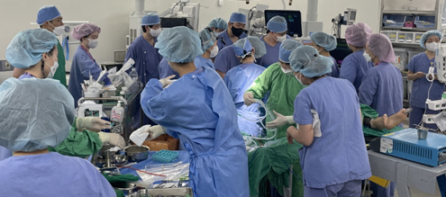 다학제 수술 협업 장면.png