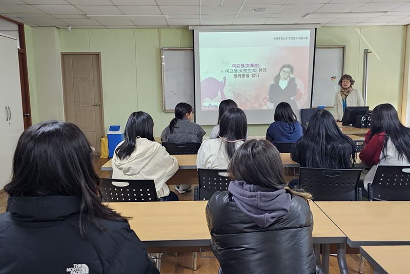 8_익산시_찾아가는_한의약 생리통예방 건강교실_운영.jpg