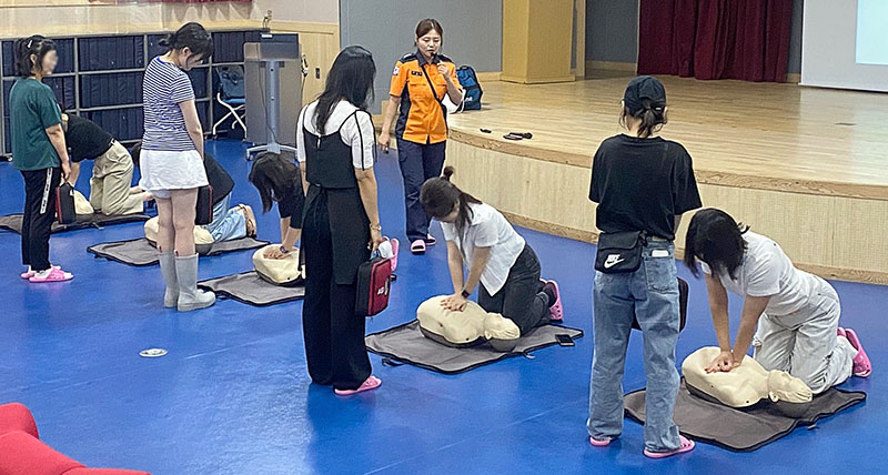 보육교사 대상으로 심폐소생술 실습을 진행하는 모습.jpg