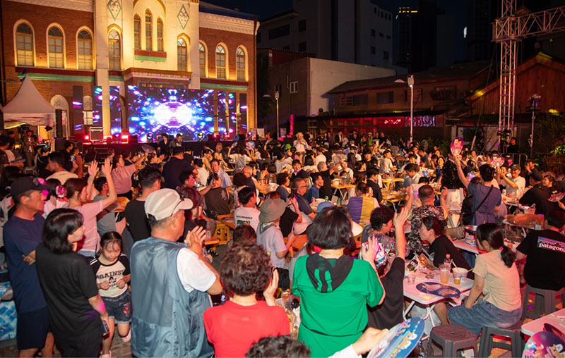 7_여름엔 치맥 열대야 뚫은 중앙동 치맥 페스티벌 (6).jpg