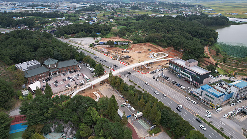 1_도심과 자연 잇는 익산 신흥공원 보행교_개통박두.jpg