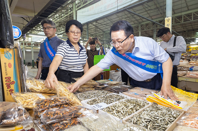 2_익산시_추석 장보기로 전통시장에 활력을 2.jpg