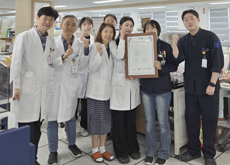 우수검사실 신임 인증을 획득한 원광대학교병원 진단검사의학과 인증 기념.jpg