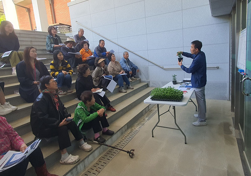 6_익산 입점리고분전시관_주민과 함께 가꾼 국화 전시.jpg