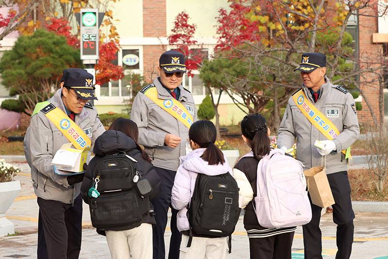 251126 (여청)익산서, 어린이 약취유인 범죄 예방 캠페인 사진.JPG