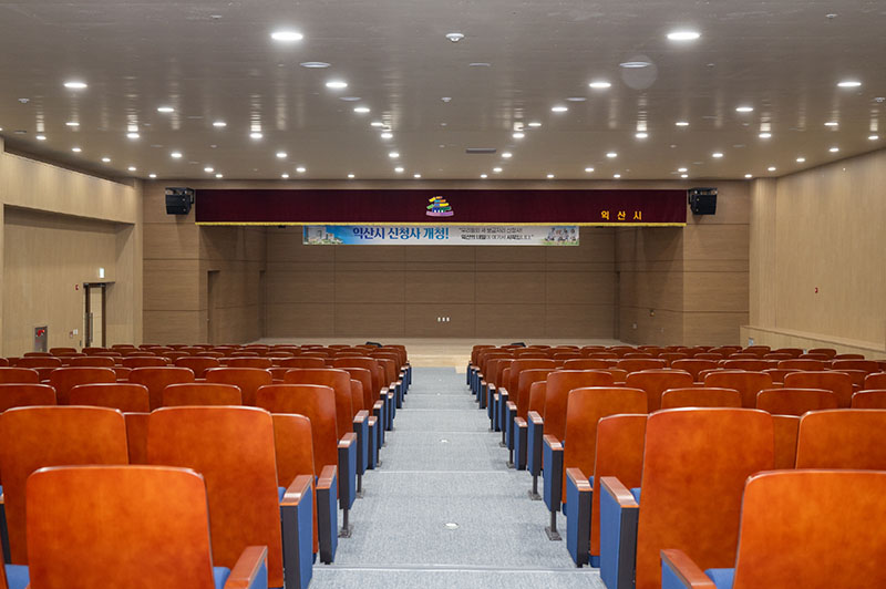 1_시민의 거실이 된 새 청사, 익산시의 백년 도약 연다(다목적홀).jpg