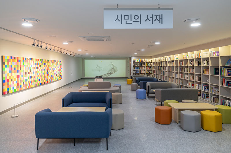 1_시민의 거실이 된 새 청사, 익산시의 백년 도약 연다(작은도서관).jpg