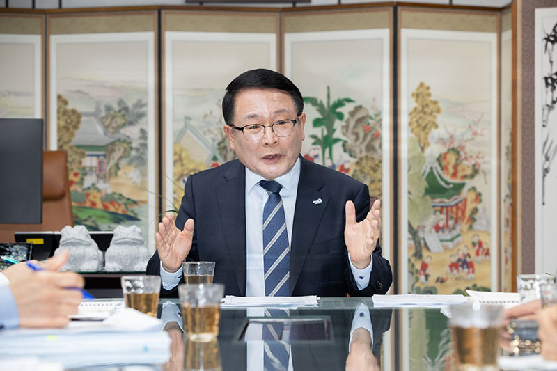 정헌율 시장, 로컬푸드조합 만나 농가 피해 없어야 (3).jpg