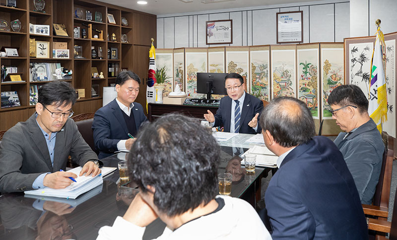 정헌율 시장, 로컬푸드조합 만나 농가 피해 없어야 (2).jpg